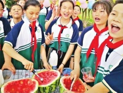 吃校瓜比赛,甜蜜竞技，瓜香四溢